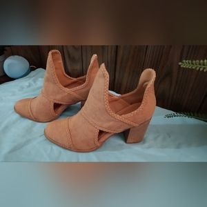 NWOT camel bootie